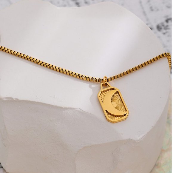^NEW 18K Gold Plated Crescent Moon Box Chain Pendant Necklace - Picture 2 of 6